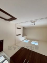 玄関は吹き抜け構造で開放的な空間です。