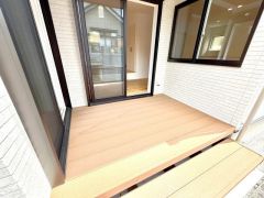 LDKを囲むように設けられたウッドデッキ付きの中庭