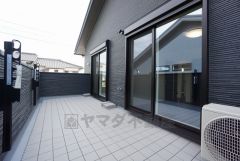 2部屋から行き来できる便利な2WAYバルコニーです。陽当たり良好なので、洗濯物がよく乾きそうですね＾＾
