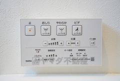 同仕様写真。壁リモコンタイプのウォシュレット付き。すっきりした見た目で、トイレ奥の掃除もしやすいです。