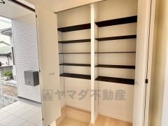 たっぷり収納できるシューズボックス付きなので、家族全員の靴がきれいに整頓できます。