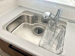 大きなお鍋も楽々洗える幅の広いシンクです＾＾ステンレスシンクなので簡単にお掃除できますよ。洗剤やスポンジもすっきりできる収納付き。