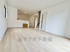 リビングはキッチンに向き合う形で大きな窓があります。陽当たり良好の為、明るく開放感あふれる空間となっています＾＾