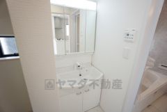 三面鏡にハンドシャワー付きで使いやすい洗面台です＾＾鏡裏と洗面ボウル下に収納付きの洗面台なので、整理整頓ができスッキリと使えます＾＾