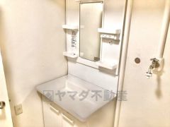 便利な洗面室収納。散らかりがちなバスタオルや清掃用品、化粧品や予備のシャンプー等もきれいに整頓できますね。