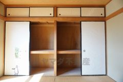 和室押入。お布団や来客用の座布団、扇風機やヒーターなどの季節家電の収納スペースとしても便利です。
