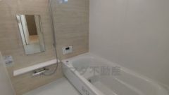 1日の疲れを癒すくつろぎのバスルーム。足を伸ばしてもゆったりと入れるサイズです。お子様と一緒にお風呂に入っても狭くないですね^^