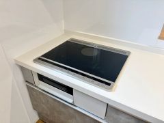 お手入れのしやすいIHクッキングヒーターです。3口コンロなので、効率よくお料理が楽しめます。毎日のお料理も楽しくなりますね＾＾