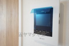 防犯性もばっちり、TVモニター付きインターホン完備。大きなモニターで玄関先を確認できます。録画機能が付いているので不在時の訪問者も確認できて安心です＾＾