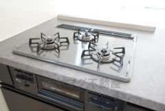 3種類の料理が同時に調理できる、3口ガスコンロ。忙しい夕食の支度時間が短縮できて効率よくお料理が楽しめます。
