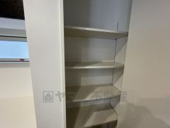 食品や飲料、調理器具を収納できるパントリー付き。週末に買いだめした食料を楽々収納できます。