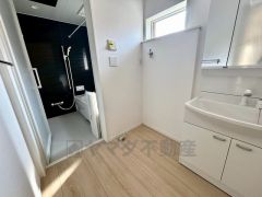 洗面台、洗濯機置き場、バスルームが連なっている、生活導線の考えられた作りになっています。