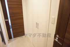 廊下にある収納　こういうちょっとした収納がマンションは大助かりします。