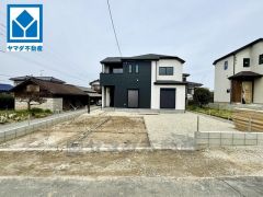 スーパーなど生活に便利な施設が徒歩圏にある住みやすい立地です