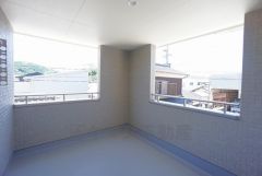 幅広のインナーバルコニーは多少の雨でも洗濯物を守ってくれ、家事を助けてくれること間違いなし。眩しすぎる日差しも和らげます。