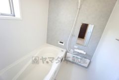 1日の疲れを癒すくつろぎのバスルーム。足を伸ばしてもゆったりと入れるサイズです。お子様と一緒にお風呂に入っても狭くないですね＾＾