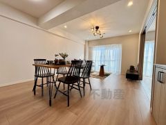 家族が集まる開放的なリビング。