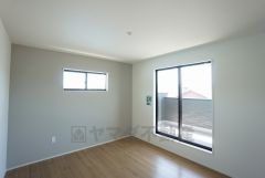 バルコニーに面した陽当たりの良い洋室です＾＾