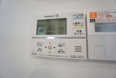 キッチン横からお湯張り、追い炊き、足し湯がボタン一つで楽々操作できる給湯機リモコンです＾＾忙しい夕飯の準備の時間帯に重宝しますね。