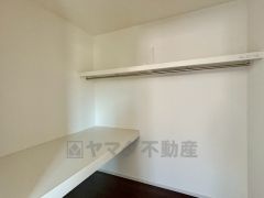 ウォークインクローゼット付き＾＾ハンガーパイプ下にボックスを置いて、枕棚を活用して、たっぷりと収納できそうです＾＾