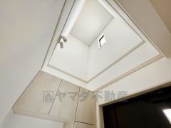 玄関上部は採光や風通しを考えた吹抜け構造となっています。開放感あふれるおしゃれな玄関は、来客時が待ち遠しくなりますね＾＾