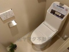壁リモコンタイプのウォシュレット付き。すっきりした見た目で、トイレ奥の掃除もしやすいです。