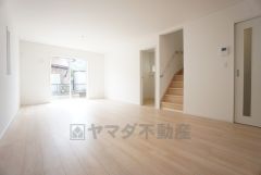 リビングは広々とした設計で、家族が集い、寛ぐ暮らしの空間を演出しています。