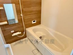 1日の疲れを癒すくつろぎのバスルーム。足を伸ばしてもゆったりと入れるサイズです。お子様と一緒にお風呂に入っても狭くないですね＾＾