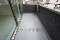陽当たりの良いバルコニーです。お洗濯やお布団干しはもちろん、日光浴スペースにも。足元は防水工事施工済です。
