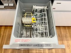 炊事時間を大幅に短縮できる食器洗浄乾燥機付きです＾＾冬場の洗い物による手荒れの悩みも軽減されますね。