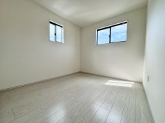 2面採光を確保した明るい室内で、爽やかな風を感じながら目覚める朝は、心地よく一日をスタートできる贅沢なひととき。快適でゆとりある暮らしの始まりにふさわしい住空間です。