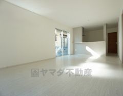 同仕様写真。リビングは広々とした設計で、家族が集い、寛ぐ暮らしの空間を演出しています。思い思いの時間を過ごしたり、家族みんなで食事をしたり、素敵な団らんの場になりますね。