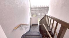 共用階段。手すり付きなので安全面にも考慮されています。