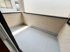 陽当たりの良いバルコニーです。お洗濯やお布団干しはもちろん、日光浴スペースにも。足元は防水工事施工済です。