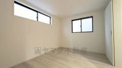 居室は曇りガラスでプライベート空間を確保。