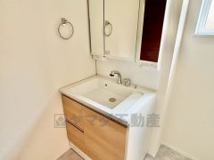 三面鏡にハンドシャワー付きで使いやすい洗面台です＾＾鏡裏と洗面ボウル下に収納付きの洗面台なので、整理整頓ができスッキリと使えます＾＾