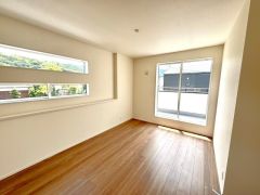 バルコニーに面した陽当たりの良い洋室です＾＾ 家具を選ばないナチュラルなフローリングとシンプルなクロスです＾＾