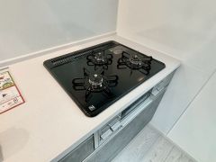 3種類の料理が同時に調理できる、3口ガスコンロ。忙しい夕食の支度時間が短縮できて効率よくお料理が楽しめます。