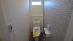 ウォシュレット付トイレです。節水機能もあるので、安心して使えますね。