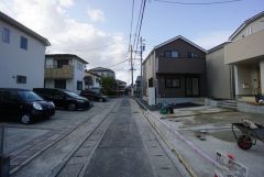 前面道路西側4ｍ（みなし通路部分含む）に面しています。