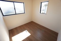 2面採光を確保した明るい室内は、風通しも良く、大変居心地の良い空間となっております。子供部屋としてもおすすめです。