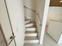 踏み場の広い手摺付き階段です。勾配も緩やかに設計されており、高齢の方でも安心できますね＾＾