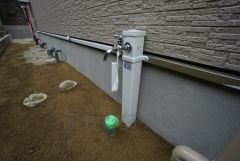 お車の洗車や外壁のお掃除をする際に便利な外水栓。