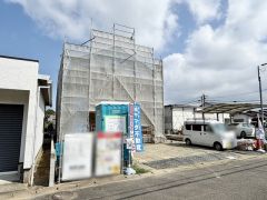 並列3台駐車できます（車種による） ご家族で複数台のお車を所有される方にも嬉しいゆとりのカースペースです。
