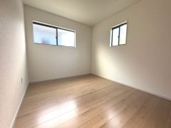 2面採光を確保した明るい室内で、爽やかな風を感じながら目覚める朝は、心地よく一日をスタートできる贅沢なひととき。快適でゆとりある暮らしの始まりにふさわしい住空間です。