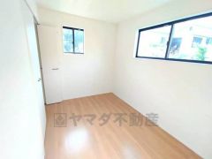 2階洋室です。採光がいいので壱日中明るい空間です。