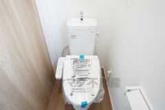 ウォシュレット付きトイレです。1階2階の2ヶ所にトイレがあるので、忙しい朝にもゆとりができますね＾＾ 温水洗浄便座リモコン付き。