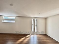 キッチンに向き合う形で窓があります。眩しすぎない光を取り込むことができ快適な生活が過ごせそうです。