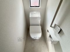 ウォシュレット付きトイレです。2ヶ所にトイレがあるので、忙しい朝にもゆとりができますね＾＾ 温水洗浄便座リモコン付き。
