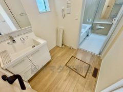 洗面台、洗濯機置き場、バスルームが連なっている、生活導線の考えられた作りになっています。脱衣スペースも広々と確保されていて嬉しいですね＾＾